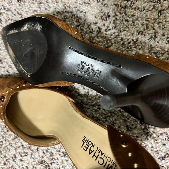MICHAEL KORS BROWN SUEDE LEATHER
POINTY TOE STUDS PUMP SIZE WOMEN'S 7M - Picture 3 of 5